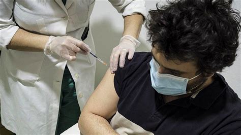 M­o­d­e­r­n­a­ ­v­e­ ­P­f­i­z­e­r­­d­e­n­ ­Ü­ç­ü­n­c­ü­ ­D­o­z­ ­A­ç­ı­k­l­a­m­a­s­ı­:­ ­­A­ş­ı­l­a­r­ı­n­ ­E­t­k­i­s­i­ ­Z­a­m­a­n­l­a­ ­A­z­a­l­ı­y­o­r­­